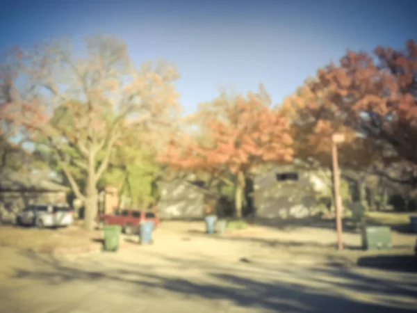 复古色调模糊抽象典型的美国社区与一排住宅单户住宅和停放汽车在街上 五颜六色的秋叶 秋天的树叶郊区达拉斯 得克萨斯州 — 图库照片