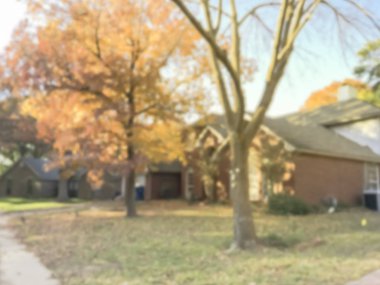 Hareketli cephe giriş ekli garaj yakınındaki Dallas, Texas, ABD ile tipik tek aile ev Güz sezonunda bulanık