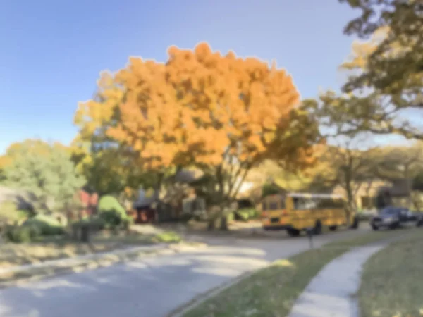 模糊抽象典型的美国社区与一排住宅单户住宅和停放的汽车在街上 五颜六色的秋叶 秋天的树叶郊区达拉斯 得克萨斯州 — 图库照片