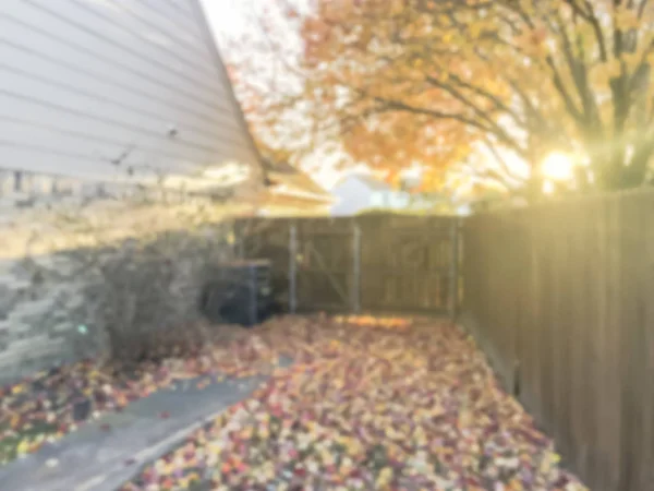 Sfocato Movimento Colorato Autunno Foglie Dal Cortile Casa Unifamiliare Con — Foto Stock