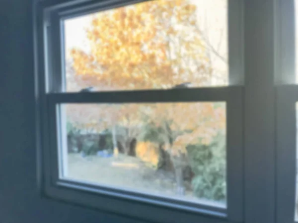 Niewyraźne Streszczenie Okna Widok Podwórku Dom Mieszkalny Kolorowe Jesienne Liście — Zdjęcie stockowe