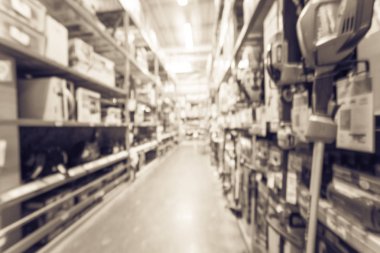 Raf üzerinde Bahçe aletleri vintage sesi bulanık soyut yelpazesi evde ABD geliştirme deposunda temizleyelim. Arka plan çeşitli düzeltici, üfleyici, testere, hedge düzeltici Bahçe işleri için defocused