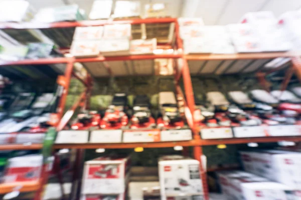 Bahçe aletleri Amerika'da donanım mağazasında bulanık soyut çeşitli. Budama Araçları, Tırmıklar, ufuk geniş seçim raf raf ekranda itiyor