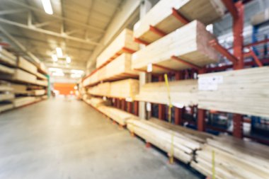 Amerika'nın donanım mağazasında lumbers bulanık soyut yığını. Geniş dış ve inşaat kereste, kompozit, tedavi, temas basıncı, çerçeveleme, kontrplak, parke zemin