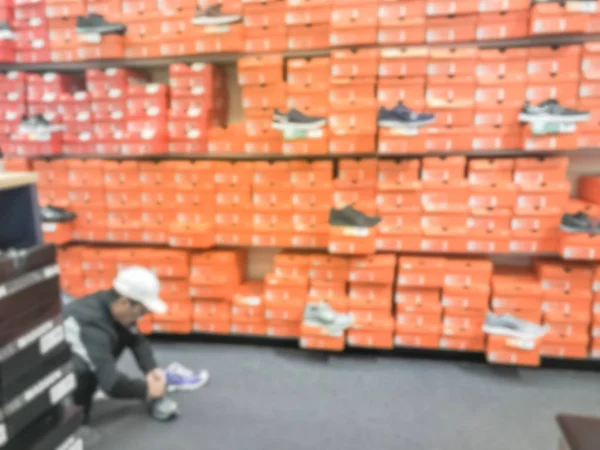 在美国德克萨斯州的鞋店里尝试运动鞋的运动模糊的顾客 — 图库照片