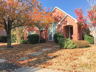 Kaldırım banliyö Dallas, Texas, ABD yakınındaki tipik tek aile evi. Ağaç ve zemin üzerinde kalın halı Bradford armut (Callery armut) ile renkli sonbahar yaprakları yaprakları