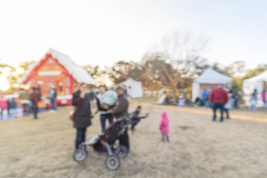 Zıplayan ev ve üst ve Gingerbread Jubilee, Noel Kış Festivali yakın yerleşim bölgesinde varoşlarda Dallas, Texas, ABD Genel park, sıraya queuing çocuklar soyut bulanık