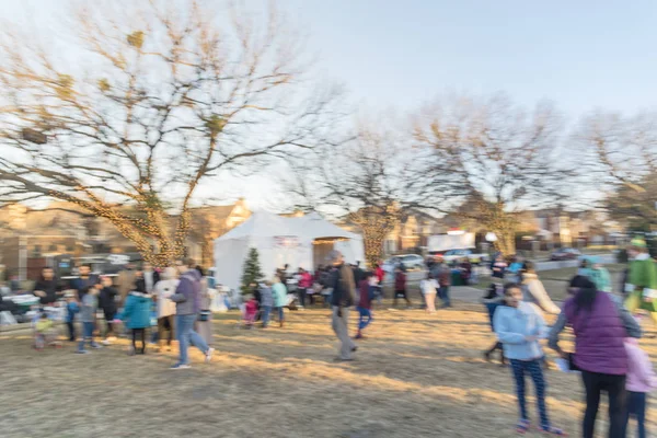 ぼやけている抽象的なジンジャーブレッド ジュビリー ダラス テキサス 米国の住宅地近くの公共公園にクリスマス冬の祭り 町内会が主催する多重ホリデイ エンターテイメント — ストック写真