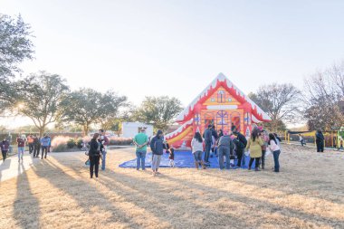 Irving, Tx, ABD-Aralık 9, 2018: Gingerbread Jubilee, Noel Kış Festivali genel park yakınlarında yer alan Dallas, Texas, ABD. Tatil eğlence olay mahalle Birliği tarafından sponsor