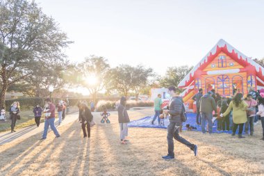 Irving, Tx, ABD-Aralık 9, 2018: Gingerbread Jubilee, Noel Kış Festivali genel park yakınlarında yer alan Dallas, Texas, ABD. Tatil eğlence olay mahalle Birliği tarafından sponsor