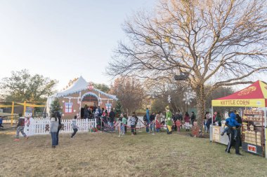 Irving, Tx, ABD-Aralık 9, 2018: Gingerbread Jubilee, Noel Kış Festivali genel park yakınlarında yer alan Dallas, Texas, ABD. Tatil eğlence olay mahalle Birliği tarafından sponsor