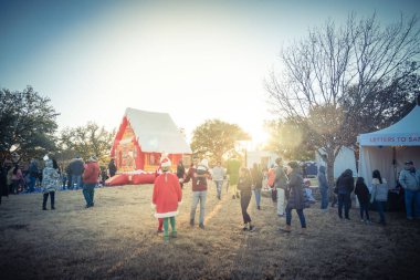 Irving, Tx, ABD-Aralık 9, 2018: Vintage sesi Gingerbread Jubilee, Noel Kış Festivali genel park yakınlarında yer alan Dallas. Tatil eğlence olay mahalle Birliği tarafından sponsor