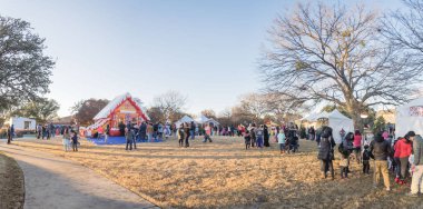 Irving, Tx, ABD-Aralık 9, 2018: Panorama görünüm Gingerbread Jubilee, Noel Kış Festivali genel park yakınlarında yer alan Dallas. Tatil eğlence olay mahalle Birliği tarafından sponsor