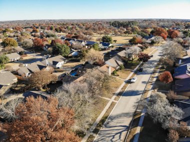 Banliyö Dallas, Texas, ABD üstten görünüm semtte büyük yerel sokak ve renkli sonbahar yaprakları