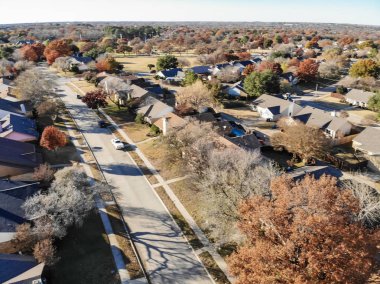 Bulanık hareket üstten bakış banliyö Dallas, Texas, ABD Konut mahalle ile büyük yerel sokak ve renkli sonbahar yaprakları
