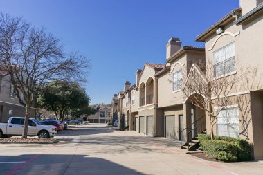 Tipik apartman bina kompleksi garaj yakınındaki Dallas, Texas, ABD bağlı. Son-in sonbahar sezonu sahne çıplak ağaçlar ve güneşli açık mavi gökyüzü