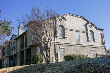 Daire banliyö Dallas, Texas, ABD karmaşık yapı backyard gönderen görüntüleyin. Tipik olay yerinde çıplak ağaçlar ve güneşli açık mavi gökyüzü ile sonbahar sezon sonu