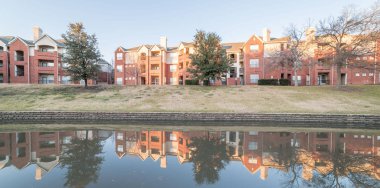 Dallas, Texas, Usa yakınındaki Panorama görünüm tipik nehir apartmanın karmaşık yansıma. Güz sezon sonu
