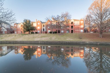 Tipik nehir apartman binası Dallas, Texas, Usa yakınındaki karmaşık yansıma. Güz sezon sonu