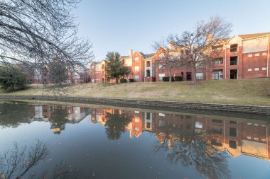 Tipik nehir apartman binası Dallas, Texas, Usa yakınındaki karmaşık yansıma. Güz sezon sonu