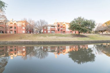 Banliyö Da gün batımı Riverside apartmanın yansıma