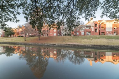 Banliyö Da gün batımı Riverside apartmanın yansıma