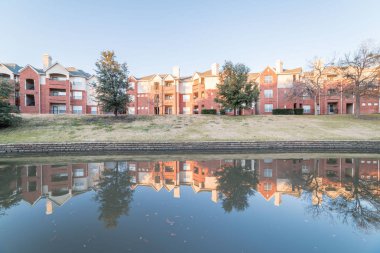 Banliyö Da gün batımı Riverside apartmanın yansıma