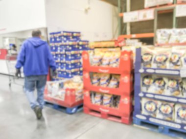 Bulanık arka planda çalışan Ürünler Toptan mağazasında istifleme 