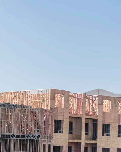 现代多层车库和正在建设的公寓综合体建筑附近的工作起重机 美国德克萨斯州达拉斯附近的商业建筑开发 — 图库照片