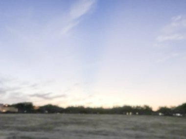 Bulanık soyut şehir parkı renkli sonbahar yaprakları ile gün batımında. Kentsel topluluk park yakınlarında Dallas, Texas, Amerika