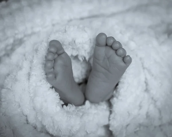 Vintage Tonen Närbild Nyfödd Baby Fötter Filt Makro Foto Liten — Stockfoto