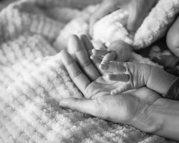 Vintage Tonen Närbild Mor Håller Baby Lilla Hand Hennes Handflata — Stockfoto