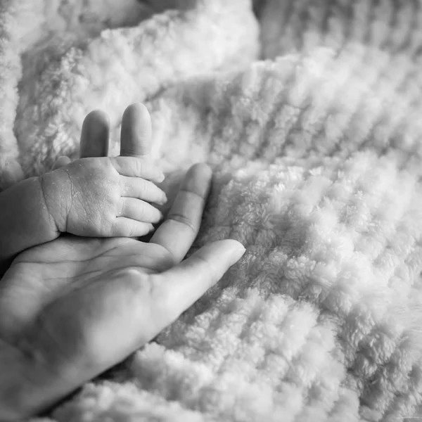 Vintage Tonen Närbild Mor Håller Baby Lilla Hand Hennes Handflata — Stockfoto