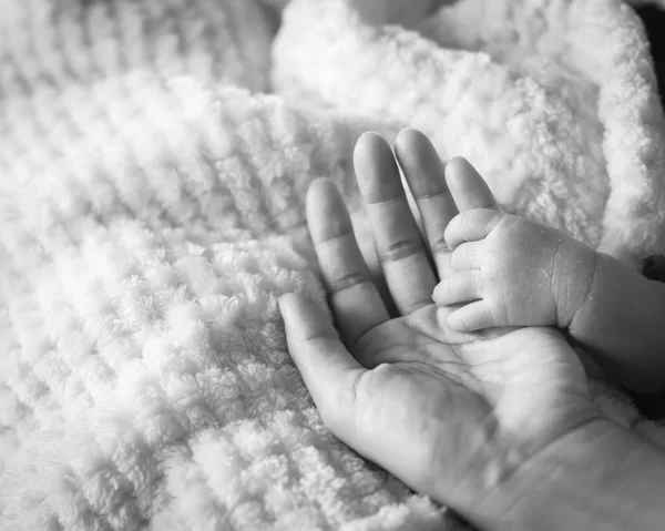 Vintage Tonen Närbild Mor Håller Baby Lilla Hand Hennes Handflata — Stockfoto