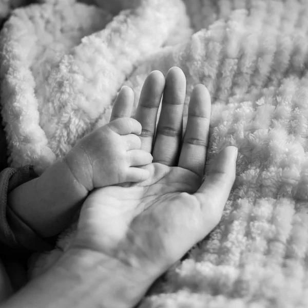 빈티지 어머니 그녀의 손바닥에 베이비 따뜻한 아늑한 배경에 새로운 태어난된 — 스톡 사진