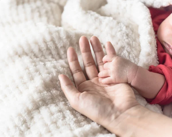 Madre Cercana Sosteniendo Bebé Con Una Pequeña Mano Palma Mano —  Fotos de Stock