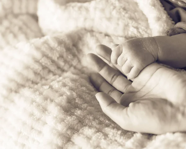 빈티지 어머니 그녀의 손바닥에 베이비 따뜻한 아늑한 배경에 새로운 태어난된 — 스톡 사진
