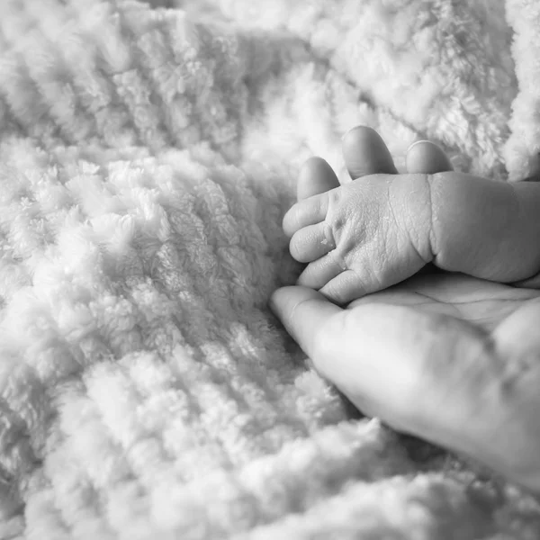 Vintage Tonen Närbild Mor Håller Baby Lilla Hand Hennes Handflata — Stockfoto