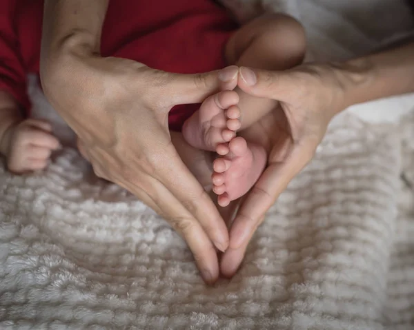 Primer Plano Mano Madre Sosteniendo Los Pies Del Bebé Recién —  Fotos de Stock