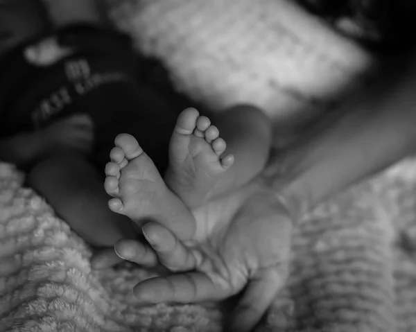 Vintage Tón Detail Baby Novorozence Nohy Její Matka Dlaně Lásku — Stock fotografie