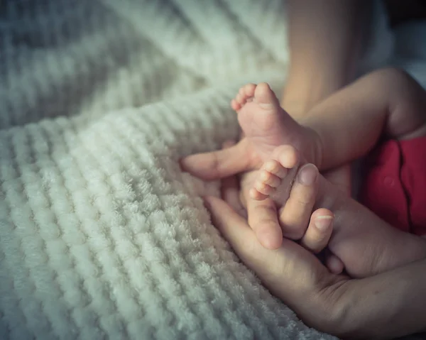 Yakın Çekim Bebe Yeni Doğan Ayak Onun Annesi Avuç Içi — Stok fotoğraf