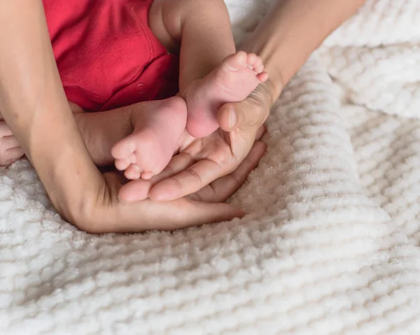 Close Baby Newborn Feet Her Mother Palms Love Protection Concept — Stock Photo, Image