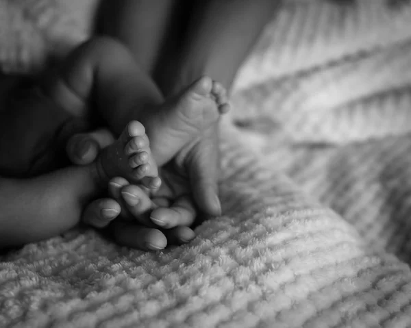 Vintage Tonen Närbild Baby Nyfödda Fötter Hennes Mor Palms Kärlek — Stockfoto