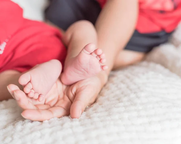 Primer Plano Bebé Recién Nacido Pies Las Palmas Madre Amor —  Fotos de Stock