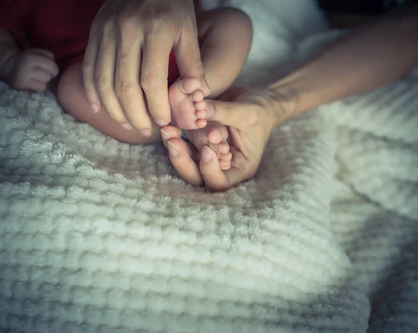 Närbild Baby Nyfödda Fötter Hennes Mor Palms Kärlek Och Skydd — Stockfoto