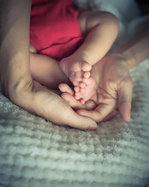그녀의 어머니 손바닥에 클로즈업 신생아 사랑과 — 스톡 사진
