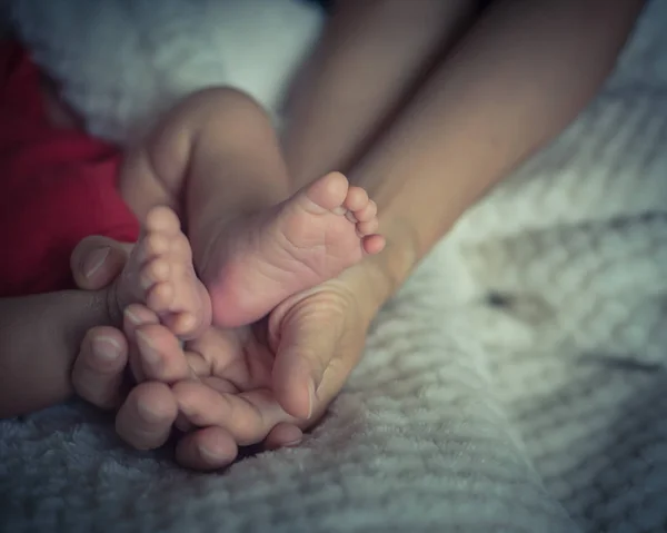 Γκρο Πλαν Μωρό Νεογέννητο Πόδια Παλάμες Της Μητέρας Αγάπη Και — Φωτογραφία Αρχείου