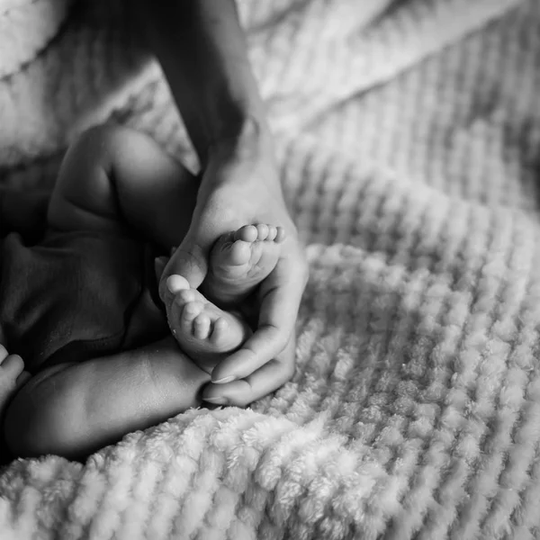 Vintage Tonen Närbild Baby Nyfödda Fötter Hennes Mor Palms Kärlek — Stockfoto