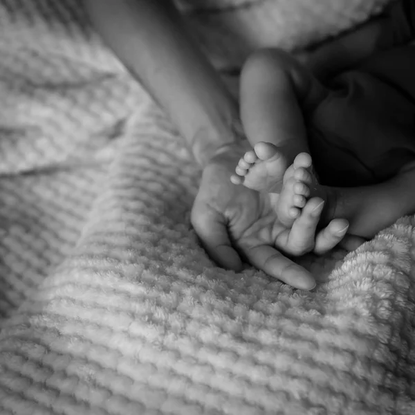 Vintage Ύφος Γκρο Πλαν Μωρό Νεογέννητο Πόδια Παλάμες Της Μητέρας — Φωτογραφία Αρχείου