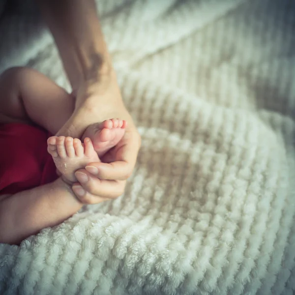 그녀의 어머니 손바닥에 클로즈업 신생아 사랑과 — 스톡 사진